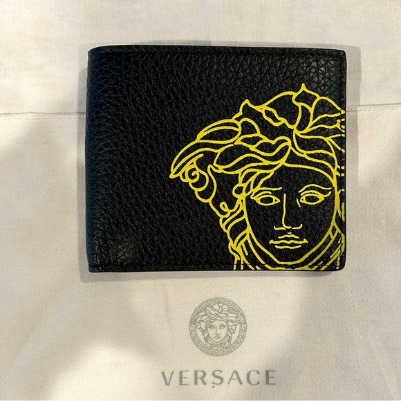 ⭐️VERSACE⭐️ Black Leather Wallet w/ Medusa head large print